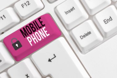 Cep Telefonu gösteren kavramsal el yazısı. İş fotoğrafı vitrine Çağrı ve mesaj göndermek için kullanılan el cihazı Beyaz pc klavyesi beyaz arka plan üzerinde not kağıdı ile.