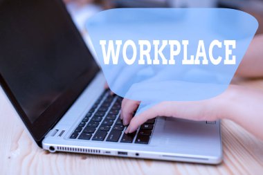İşyeri gösteren kavramsal el yazısı. Dizüstü akıllı telefon ve ofis malzemeleri teknolojisi ile iş emirleri kadın yapıyor meşgul bulabileceğiniz İş fotoğraf vitrin Alanı.