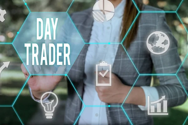 Écriture conceptuelle montrant Day Trader. Texte de la photo d'affaires Une démonstration que d'acheter et de vendre un instrument financier dans la journée Femme costume de travail formel vêtements humains présentant dispositif intelligent . — Photo