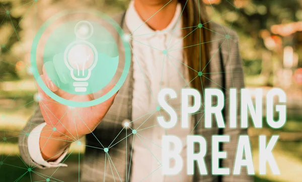 Texto de escritura Spring Break. Concepto que significa período de vacaciones en la escuela y las universidades durante la primavera Traje de trabajo formal de desgaste humano femenino que presenta el uso de presentación dispositivo inteligente . — Foto de Stock