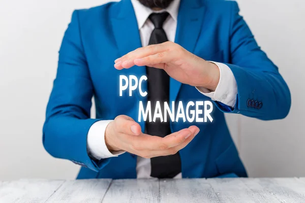 Schrijf notitie met PPC manager. Zakelijke foto waarin wordt belicht welke adverteerders kosten betalen telkens wanneer een van hun advertenties wordt geklikt man houdt leeg papier met Kopieer ruimte voor hem ruimte. — Stockfoto