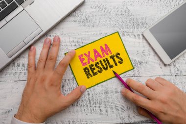 Sınav sonuçlarını gösteren kavramsal el yazısı. İş fotoğrafı gösterimi bilgi ve beceriyi gösteren resmi bir testin sonucu.