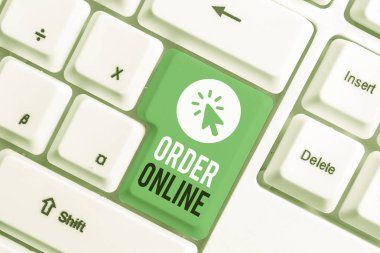 Order Online'ı gösteren not yazma. Beyaz arka plan üzerinde not kağıdı ile internet Beyaz pc klavye üzerinden satıcılardan mal ve hizmet satın alma İş fotoğraf vitrin.