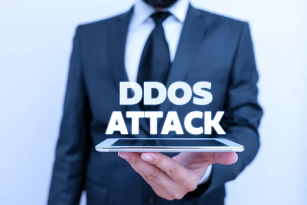 Schrijven van de notitie met DDoS-aanval. Zakelijke fotopresentatie dader wil netwerkbron niet beschikbaar maken. — Stockfoto