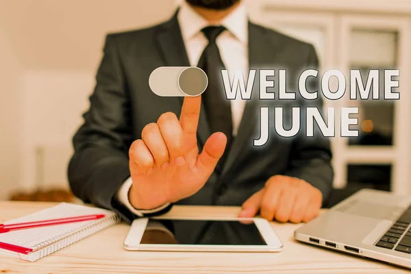 Escribiendo nota mostrando Welcome June. Foto de negocios mostrando Calendario Sexto Mes Segundo Trimestre Treinta días Saludos . — Foto de Stock