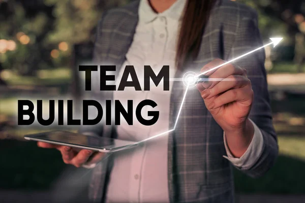 Tekst pisania słów Team Building. Koncepcja biznesowa dla rodzajów działań służących zacieśnieniu stosunków społecznych. — Zdjęcie stockowe