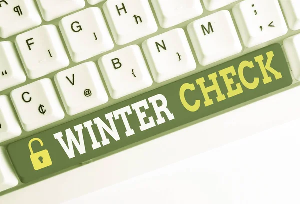 手書きテキスト冬のチェック。コンセプトは、最も寒い季節のメンテナンス準備を意味雪シャベルハイマルホワイトPCキーボードの上に白い背景キーコピースペースの上に空のノート紙と. — ストック写真