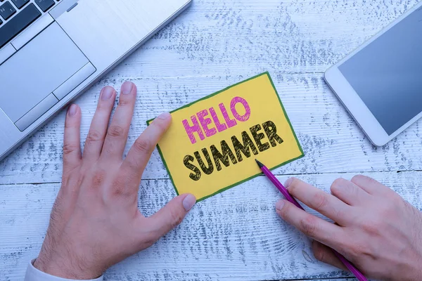 Conceptueel handschrift met Hello Summer. Zakelijke foto showcasing Welkom het warmste seizoen van het jaar komt na de lente. — Stockfoto