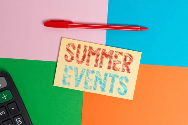 Schrijf notitie met zomer evenementen. Zakelijke fotopresentatie viering evenementen die plaatsvindt tijdens de zomer Office Appliance Square desk studie levert papier sticker. — Stockfoto