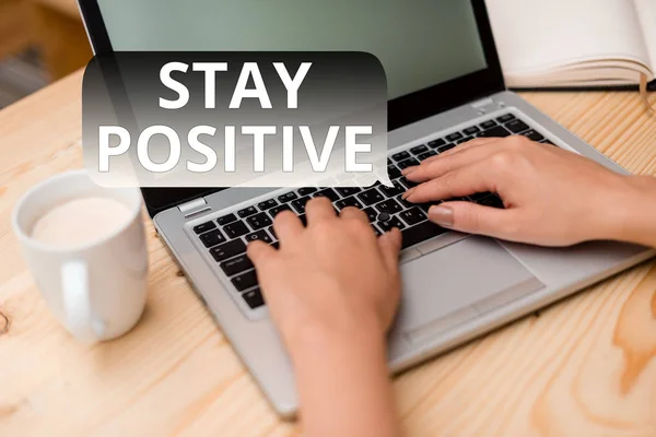 Sinal de texto mostrando Mantenha-se positivo. Foto conceitual Envolva-se em pensamentos de Uplifting Seja otimista e mulher real laptop computador smartphone caneca escritório fornece dispositivos tecnológicos . — Fotografia de Stock