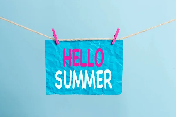 Escrevendo nota mostrando Olá Summer. Foto de negócios mostrando Bem-vindo a estação mais quente do ano vem após a primavera Clothesline varal retângulo em forma de papel lembrete mesa de madeira branca . — Fotografia de Stock