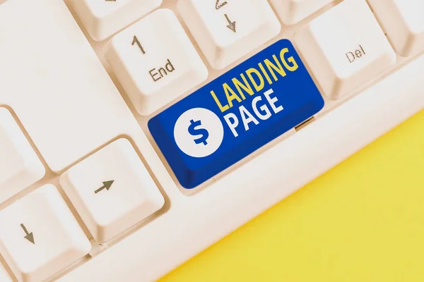 Scrittura a mano di testo Landing Page. Concetto che significa Sito Web accessibile facendo clic su un link su un'altra pagina Web Tastiera bianca del pc con carta nota vuota sopra lo spazio di copia del tasto di sfondo bianco . — Foto Stock