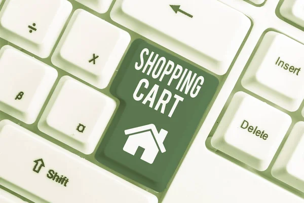 쇼핑 카트를 보여주는 개념적 손 쓰기. 비즈니스 사진 전시 케이스 트롤리 운반 식료품 및 상품 화이트 PC 키보드 흰색 배경 위에 메모 종이. — 스톡 사진