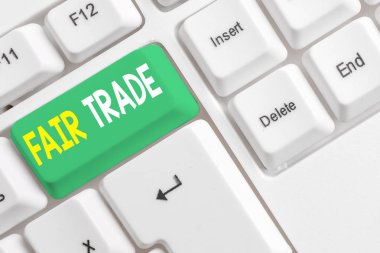 Kelime yazma metin Adil Ticaret. Bir analysisufacturer tarafından Küçük artış için İş konsepti beyaz arka plan tuş kopyalama alanı üzerinde boş not kağıdı ile bir üretici Beyaz pc klavye ne ödenen.