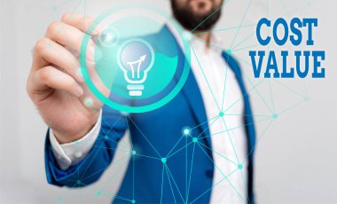 Maliyet Değerini gösteren kavramsal el yazısı. İş fotoğrafı metni Satın aldığınız bir öğe için her zamanki olarak ödenen veya akıllı cihaz kullanarak sunan gösteren bir Erkek insan giyim resmi takım elbise işe miktar.