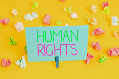 Huanalysis Haklarını gösteren bir not yazıyorum. Hukuk Renkli buruşturulmuş kağıt boş hatırlatma beyaz zemin clothespin tarafından korunan bir gösteren Ahlaki İlkeler Standartları Normlar vitrine İş fotoğraf.