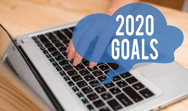 2020 Hedeflerini gösteren kavramsal el yazısı. İş fotoğraf metin Dizüstü akıllı telefon ve ofis malzemeleri teknolojisi ile önümüzdeki yıl kadın için yeni ve daha iyi bir şey için yapmak için bir plan. — Stok fotoğraf