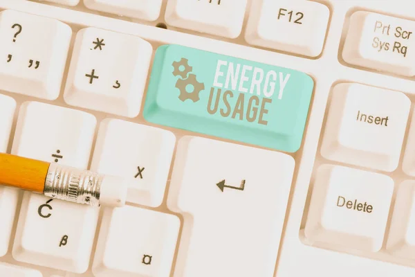 Nota de escritura que muestra el uso de energía. Muestra de fotos de negocios Cantidad de energía consumida o utilizada en un proceso o sistema Teclado blanco para PC con papel de nota sobre el fondo blanco . —  Fotos de Stock