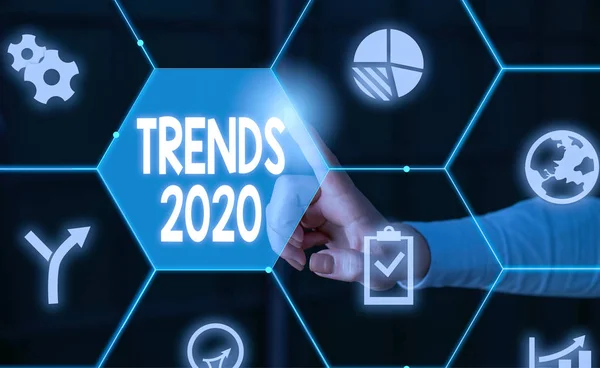 Tekst van het schrijf woord Trends 2020. Business concept voor komende jaar heersende tendens wijd besproken online mannelijke menselijke slijtage formele werk pak presentatie presenteren met behulp van smartapparaat. — Stockfoto