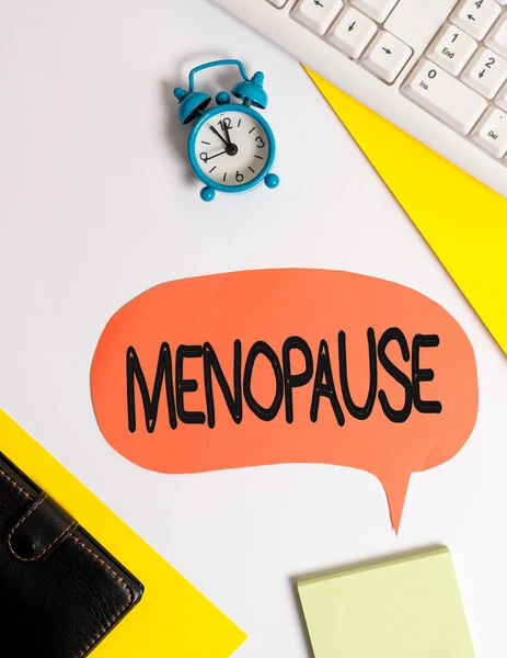 Word skriva text klimakteriet. Affärsidé för period av peranalysisent upphörande eller slutet av menstruationscykeln platta låg med kopiera utrymme på Bubble Paper Clock och gem. — Stockfoto