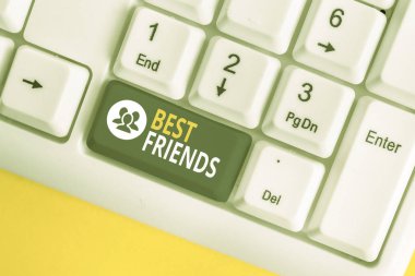 Kelime yazma metni Best Friends. Diğer göstericilerin üzerinde değer gösteren A için İş konsepti Forever buddies Beyaz pc klavye beyaz arka plan tuşu kopyalama alanı üzerinde boş not kağıdı ile.