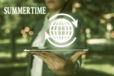 Summertime'da el yazısı metin yazısı. Kavram uzun gün ışığı Tropikal sezon Plaj faaliyetleri Tatil anlamı.