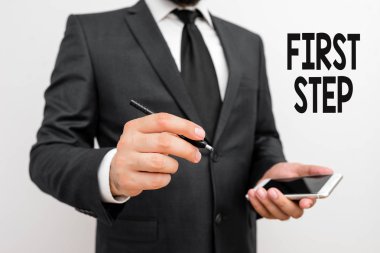 Kelime yazma metni İlk Adım. Belirli bir sürecin başlangıcı veya başlangıcı ile ilgili iş kavramı.