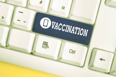 El yazısı metin Aşılama. Kavram anlamı Enfeksiyona karşı vücudu daha güçlü kılan Tedavi Beyaz pc klavye beyaz arka plan anahtar kopyalama alanı üzerinde boş not kağıdı ile.