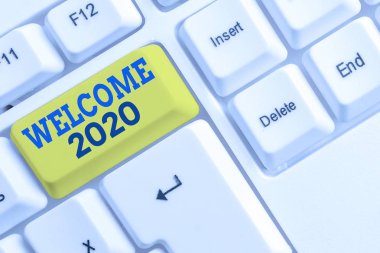 El yazısı metin Hoşgeldiniz 2020. Kavram anlamı Yeni Yıl Kutlama Motivasyon Cheers Tebrikler Beyaz pc klavye beyaz arka plan anahtar kopyalama alanı üzerinde boş not kağıdı ile.