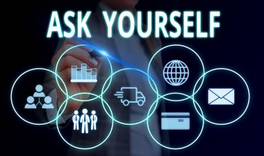 El yazısı metin Kendinize sorun. Kavram anlamı Gelecek Yaşam Amaç ve Amaç Düşünme Kadın akıllı cihaz kullanarak sunum sunan resmi iş elbisesi giymek.