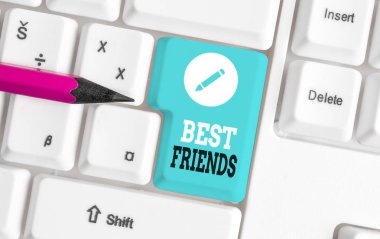 Kelime yazma metni Best Friends. Diğer göstericilerin üzerinde değer gösteren A için İş konsepti Forever buddies Beyaz pc klavye beyaz arka plan tuşu kopyalama alanı üzerinde boş not kağıdı ile.