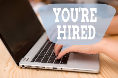 Kavramsal el yazısı You Re Hired gösteren. Yeni İş İstihdam Newbie Kayıtlı Dizüstü akıllı telefon ve ofis malzemeleri teknolojisi ile Kabul İşe kadın vitrine.