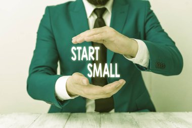 Küçük Başlat'ı gösteren not yazma. Küçük orta ölçekli işletmeler ilerlerken fotoğraf vitrine İş girişimcilik Man önünde kopya alanı ile boş kağıt tutar Uzay.