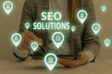 Seo Solutions'ı gösteren metin işareti. Kavramsal fotoğraf Arama Motoru Sonuç Sayfası Sıralaması Kadın tarafından Ziyaretçi Artış akıllı cihaz kullanarak sunum sunan resmi iş elbisesi giymek.
