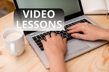 Video Derslerini gösteren metin işareti. Kavramsal fotoğraf Online Eğitim malzeme bir konu görüntüleme ve öğrenme kadın dizüstü bilgisayar akıllı telefon kupa ofis malzemeleri teknolojik cihazlar.