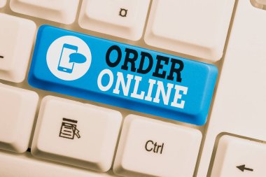 Order Online'ı gösteren kavramsal el yazısı. İş fotoğraf metin Beyaz arka plan anahtar kopyalama alanı üzerinde not kağıdı ile internet Klavye üzerinden satıcılardan mal ve hizmet satın alma.