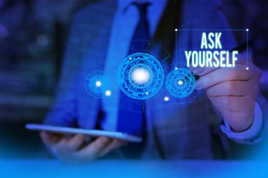 Kendine Sor'u gösteren not yazma. İş fotoğraf showcasing Gelecek Anlam ve Yaşam Hedefleri Amaç Kadın akıllı cihaz kullanarak sunum sunan resmi iş elbisesi giymek düşünme.