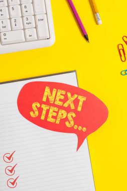 Sonraki Adımları gösteren metin işareti . Kalem ile sarı masa üzerinde mevcut bir planlama Pembe boş kağıt sonra yapılacak sürecin kavramsal fotoğraf numper.