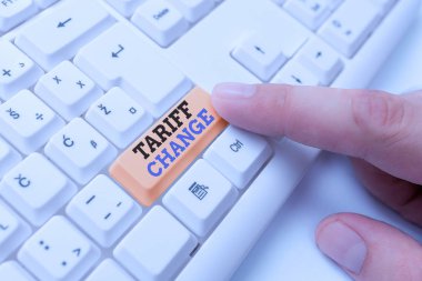Tarife Değişikliğini gösteren metin işareti. Kavramsal fotoğraf Mal ve hizmetler için İthalat İhracat vergileri Değişiklik Beyaz pc klavye beyaz arka plan anahtar kopyalama alanı üzerinde boş not kağıdı ile.