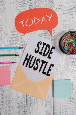 Kelime yazma metin Side Hustle. Yol için Iş konsepti size esneklik Envelop konuşma kabarcık kağıt levha ballpoints not defterleri klipleri ahşap geri takip etmenizi sağlar bazı ekstra para yapmak.