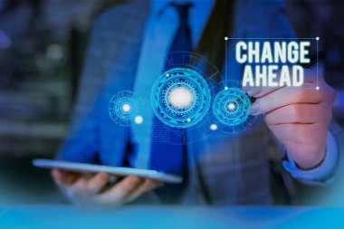 İlerideğiştir'i gösteren not yazma. İş fotoğrafı vitrinBazı değişiklikler perspektif Standby Kadın akıllı cihaz kullanarak sunum sunan resmi iş elbisesi giymek gerçekleşmesi için bekleyen.