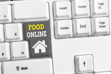 Food Online'ı gösteren metin işareti. Kavramsal fotoğraf telefon uygulaması veya web sitesi Beyaz pc klavye kullanarak beyaz arka plan tuşu kopyalama alanı üzerinde boş not kağıdı ile yemek için bir şey isteyen.