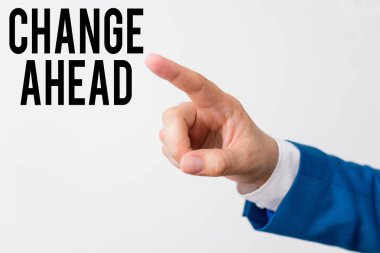 İlerideğiştir'i gösteren not yazma. İş fotoğraf vitrin Bazı değişiklikler gerçekleşmesi için bekleyen Perspektif Standby Izole el parmak ile işaret. İş kavramı işaret parmağı.