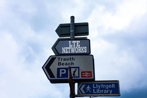 Signo de texto que muestra Lte Networks. Foto conceptual Conexión de red más rápida disponible para la comunicación inalámbrica Señales de calle vacías en la encrucijada con espacio de copia en blanco . — Foto de Stock