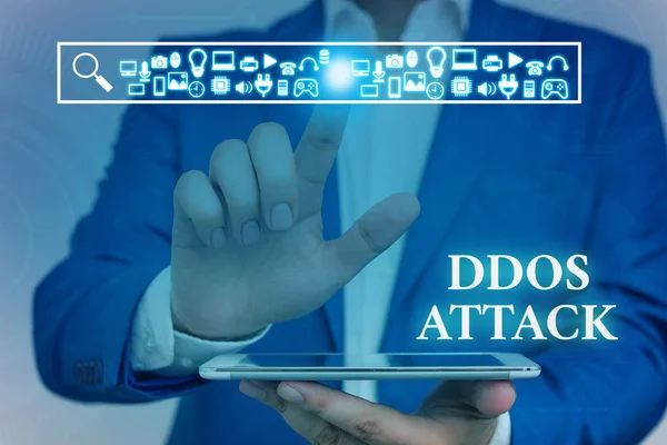 Word schrijven van tekst DDoS-aanval. Bedrijfsconcept voor dader wil netwerkbron onbeschikbaar maken mannelijke menselijke slijtage formele werk pak presentatie presenteren met behulp van smartapparaat. — Stockfoto