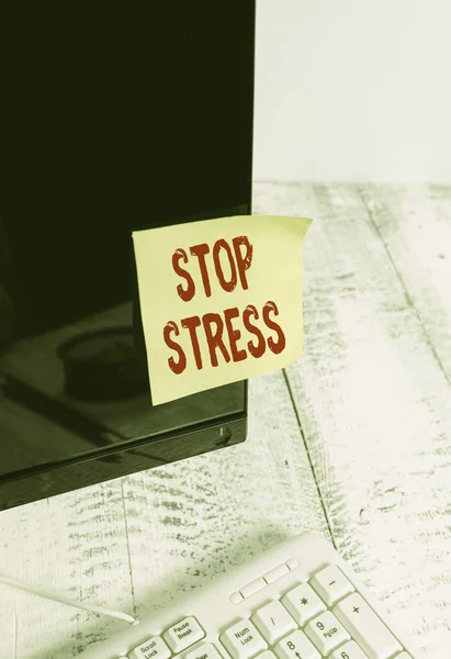 Texto de escritura de palabras Stop Stress. Concepto de negocio para buscar ayuda Tome medicamentos Pase tiempo con los amores Duerma más Papel de notación pegado a la pantalla del monitor del ordenador negro cerca del teclado blanco . —  Fotos de Stock