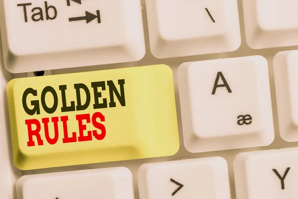 Texto de caligrafia Golden Rules. Conceito significado Princípio básico que deve ser seguido Princípio importante Teclado de PC branco com papel de nota vazio acima do espaço de cópia da chave de fundo branco . — Fotografia de Stock