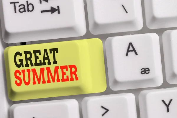 Handwriting text Great Summer. Concept meaning Having Fun Good Sunshine Going to the beach Enjoying outdoor White pc keyboard with empty note paper above white background key copy space. — Stock Photo, Image