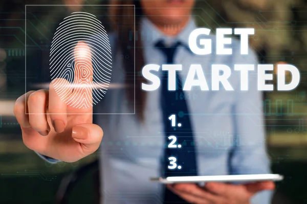 Word Schrijf tekst aan de slag. Bedrijfsconcept voor het vragen van iemand om een taak te beginnen of te verwerken nu vrouw dragen formeel werk pak presentatie presenteren met behulp van smartapparaat. — Stockfoto