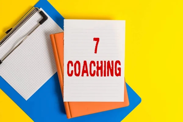 Texto de escritura de palabras 7 Coaching. Concepto de negocio para Se refiere a una serie de cifras sobre el negocio para tener éxito Montón de papeles vacíos con espacio de copia sobre la mesa . — Foto de Stock